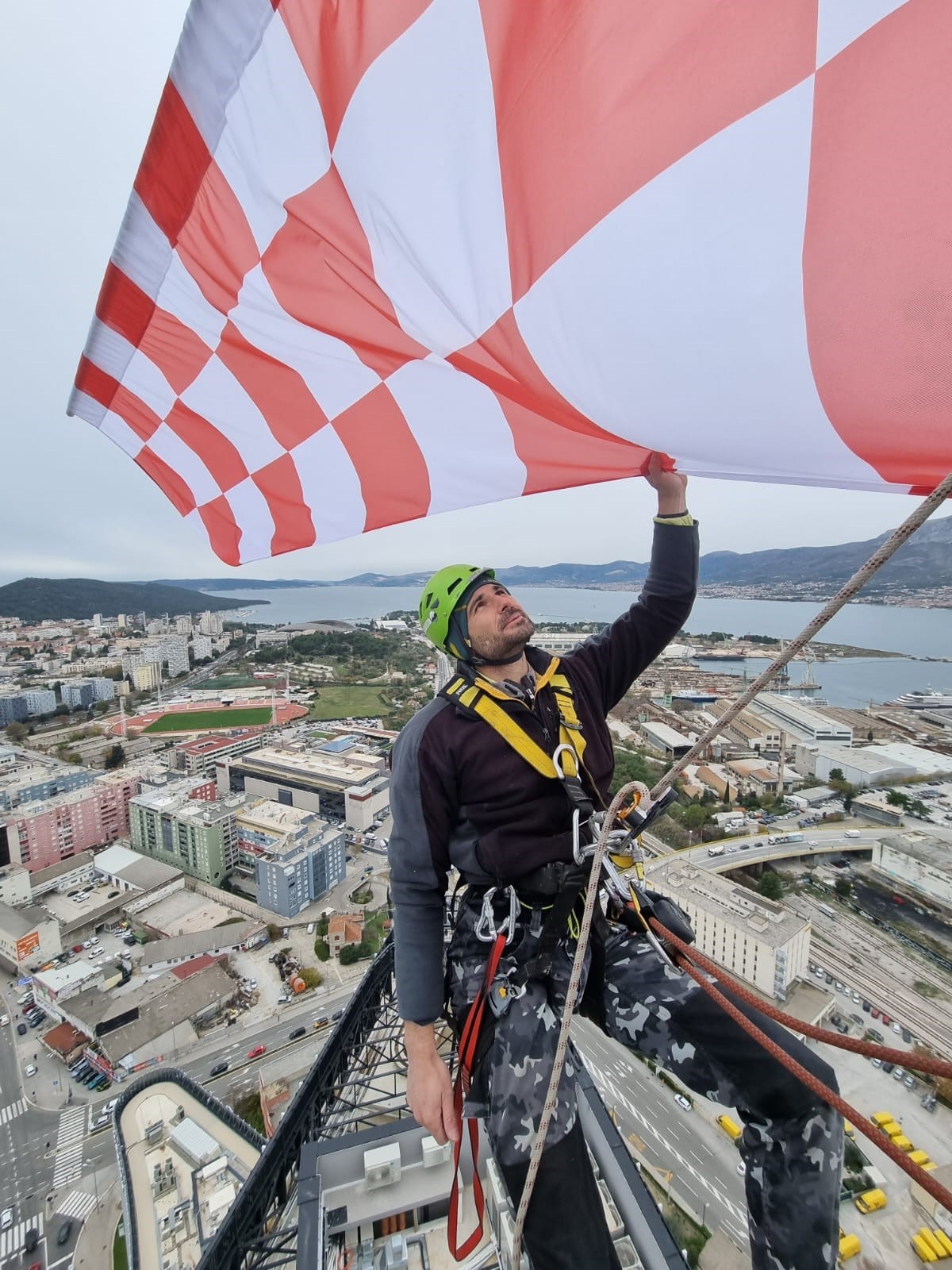 FOTO Spektakularan prizor Hrvatska zastava vijori se s najvišeg