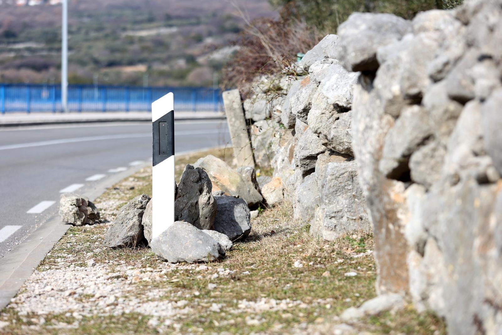 FOTO U potresu na Krku oštećen suhozid pao dimnjak i žbuka u kući