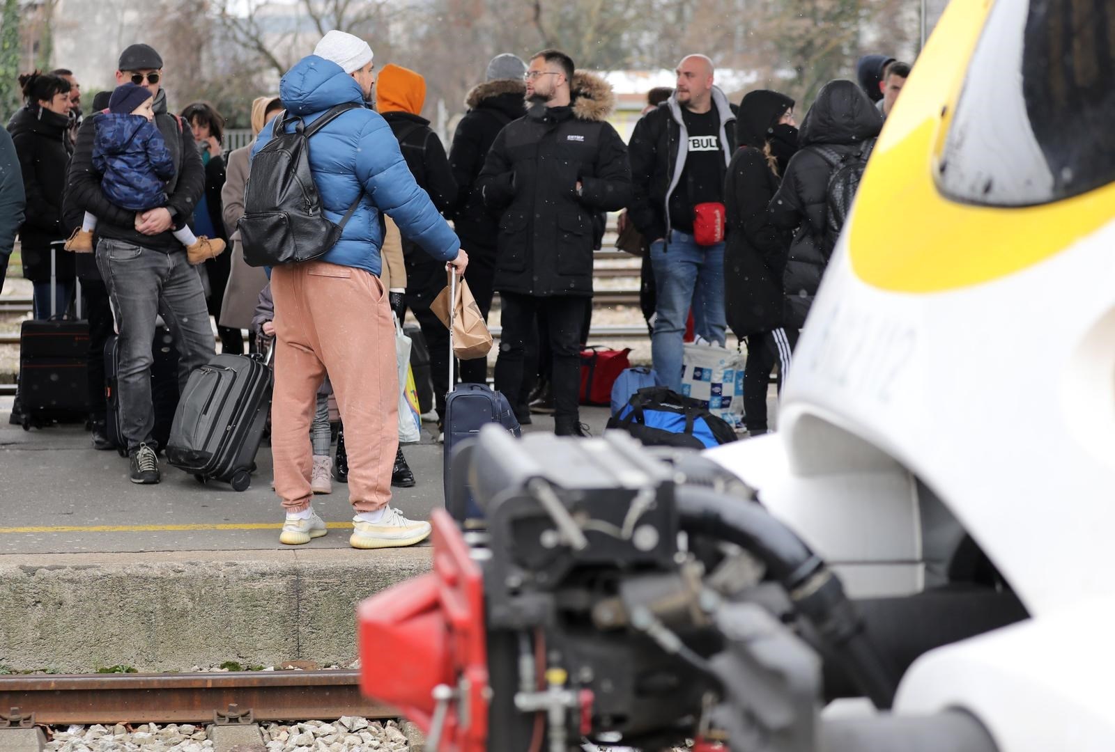 Nastala Gu Va Na Glavnom Kolodvoru U Zagrebu Prvi Vlak Krenuo Za Split