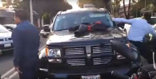 VIDEO Tip u vlastitom autu zatekao ženu s drugim i totalno pomahnitao