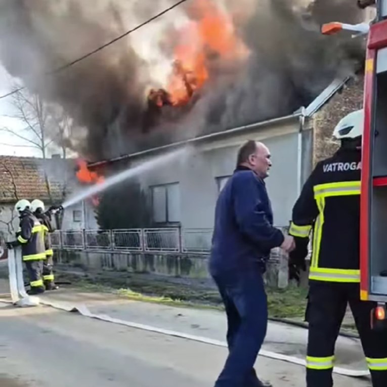 VIDEO Izgorjela obiteljska kuća kod Bjelovara. Vlasnik: Šteta je 50.000 eura