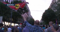 Zastava Ferrarija je na velikim prosvjedima u Srbiji od 1996. Postoji priča iza toga