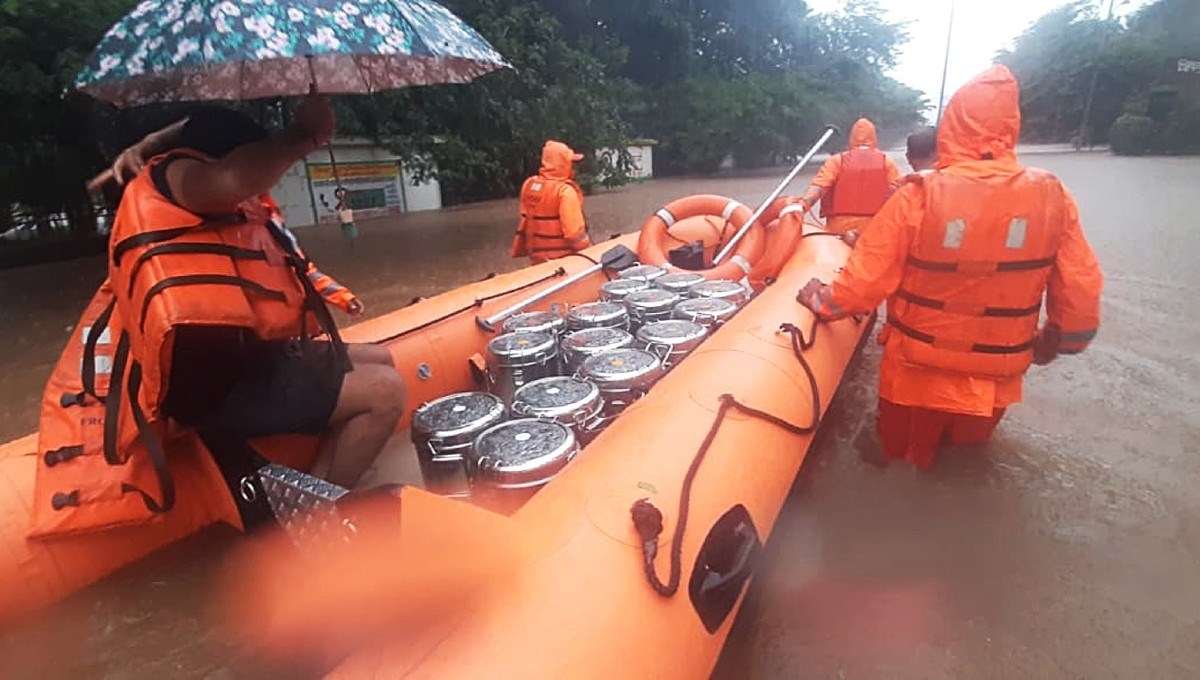 Velike poplave i klizanja tla zbog monsunskih kiša u Indiji, najmanje 125 mrtvih