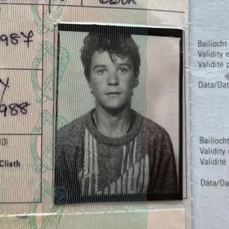 Nogometna legenda na ovoj fotki ima 16 godina. Znate li tko je on?