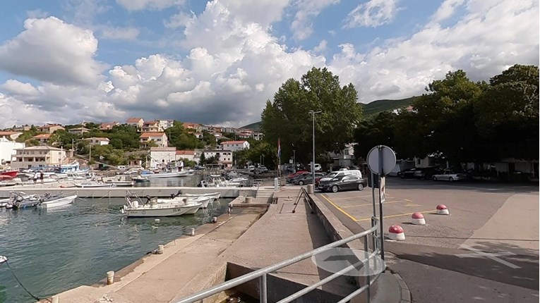 Pijani Poljaci divljali u Klenovici, jedan u kafić ušao sa sjekirom