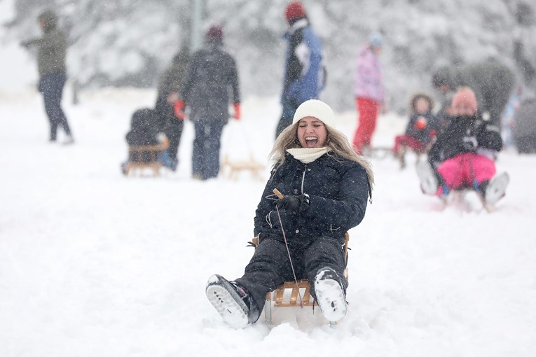FOTO Zimske radosti na Sljemenu: Zagrepčani uživaju u sanjkanju i šetnji