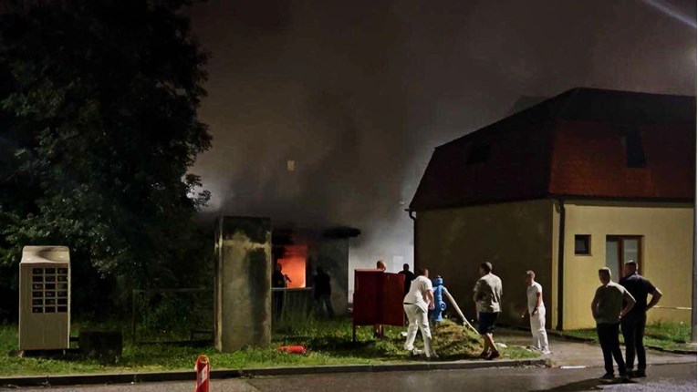 Na Rebru buknuo požar, izgorio je drveni objekt iza bolnice