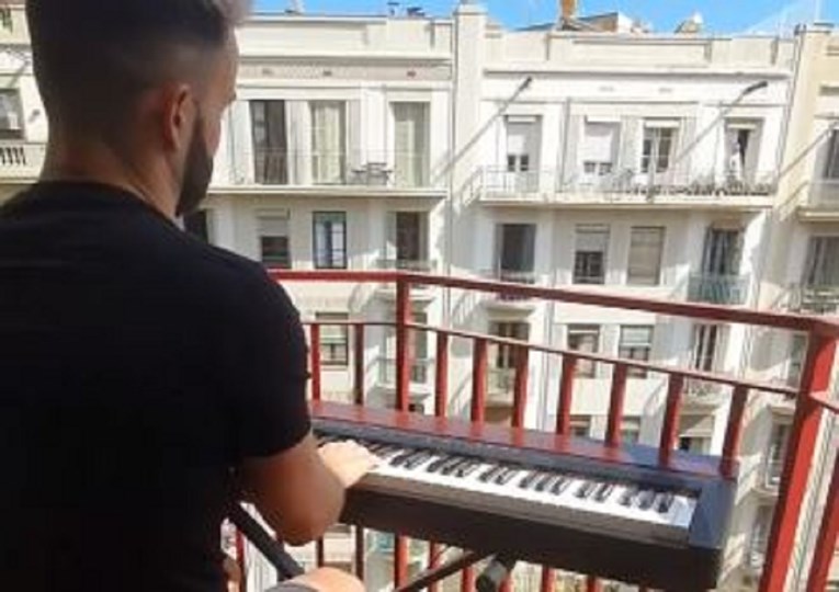 Pijanist u Barceloni počeo pjesmu iz Titanica na balkonu, dogodilo se nešto divno