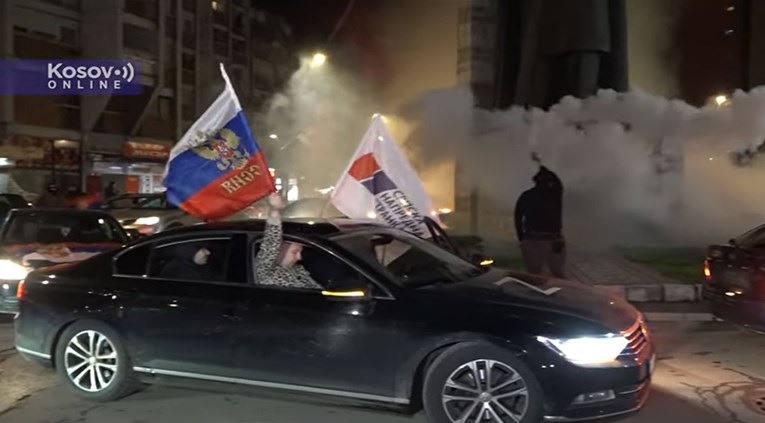 VIDEO U dijelu Kosovske Mitrovice zbog Vučićeve pobjede bakljada i slovo Z na autima