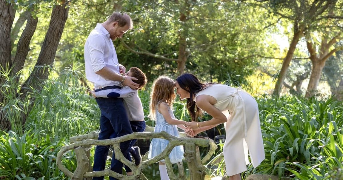 "Photoshop greška": Ljudi uočili bizaran detalj na božićnoj čestitki Harryja i Meghan