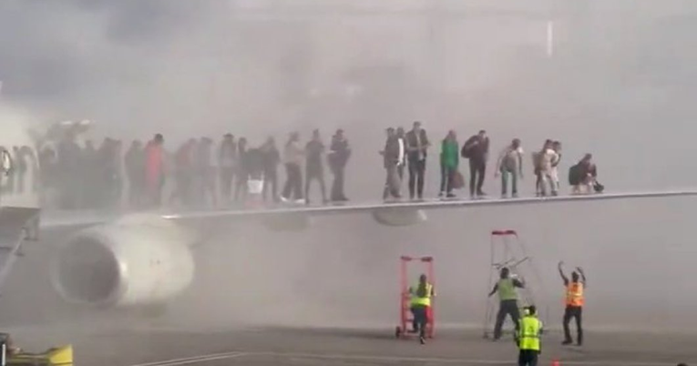 VIDEO Zapalio se Boeing u Americi, u njemu bilo 178 ljudi. Bježali su preko krila