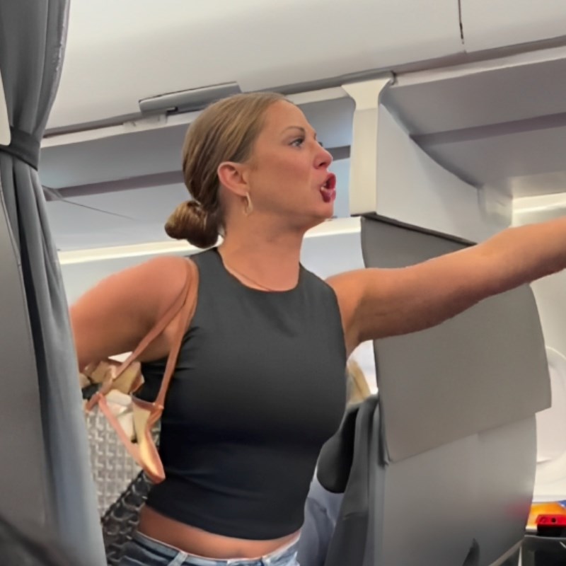 Žena koja je tvrdila da putnik u avionu "nije stvaran" ispričala se zbog ponašanja