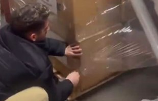 VIDEO Belgijska zvijezda Galatasaraya pakira pakete pomoći za nastradale u potresu