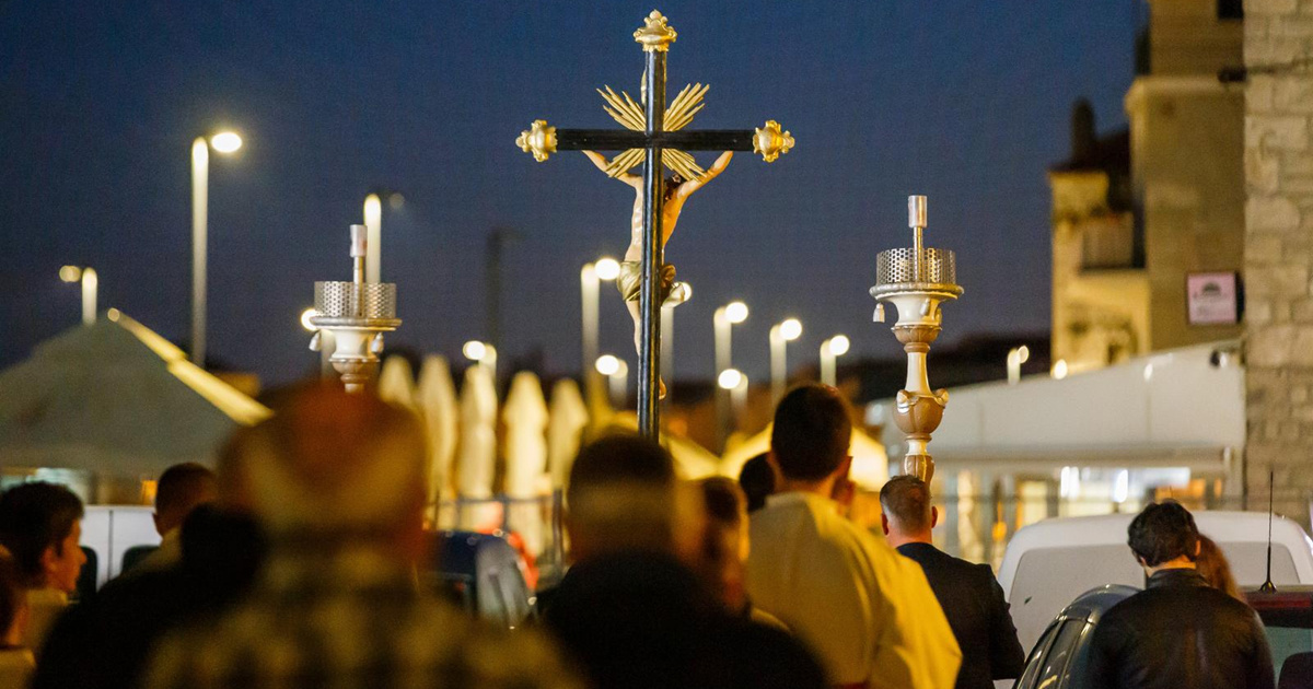 Kamenjem i teglama za cvijeće gađao vjernike koji su izlazili iz crkve u Kaštelima