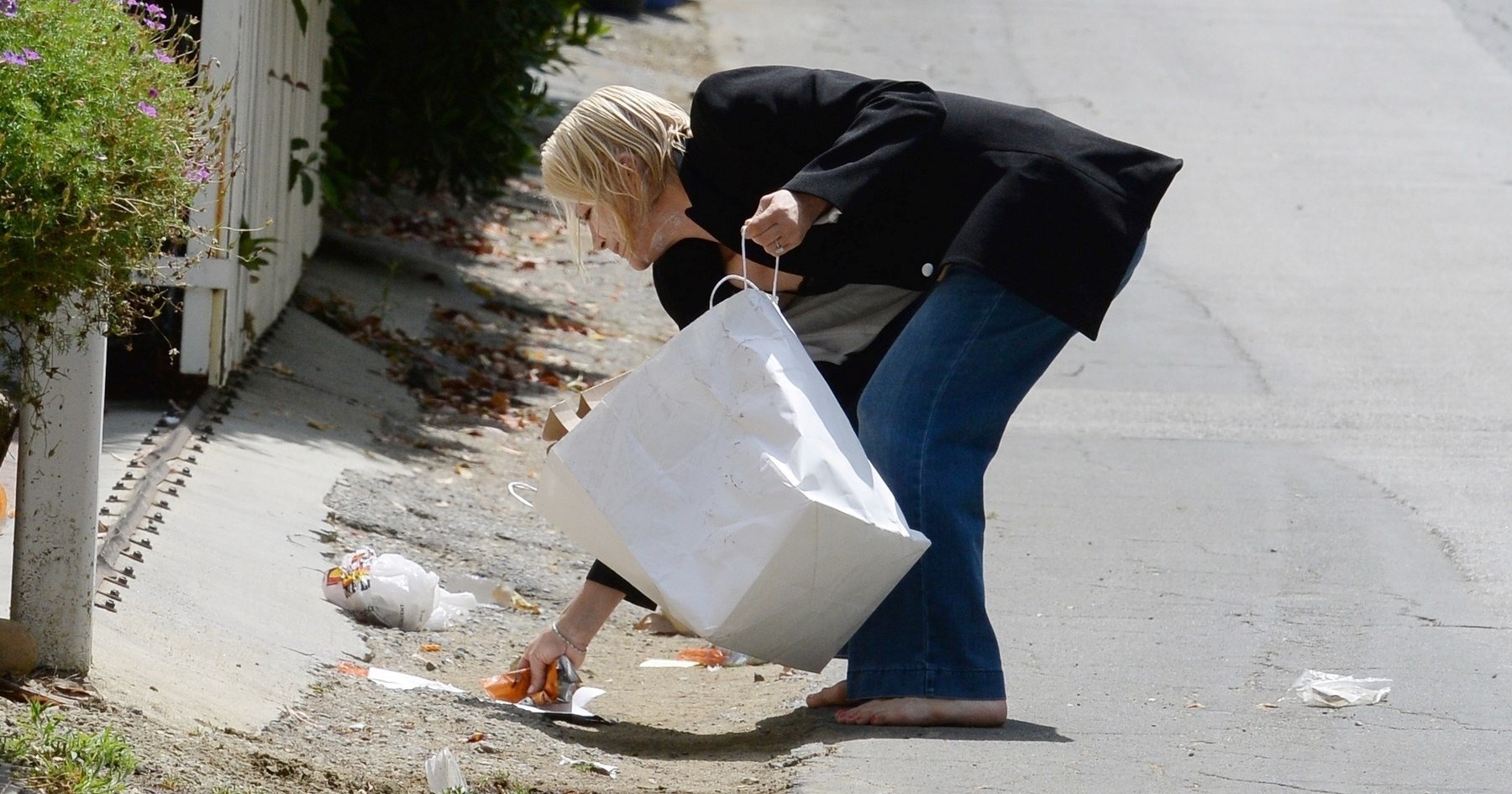 Selma Blair na svoj rođendan snimljena kako kupi smeće po ulici