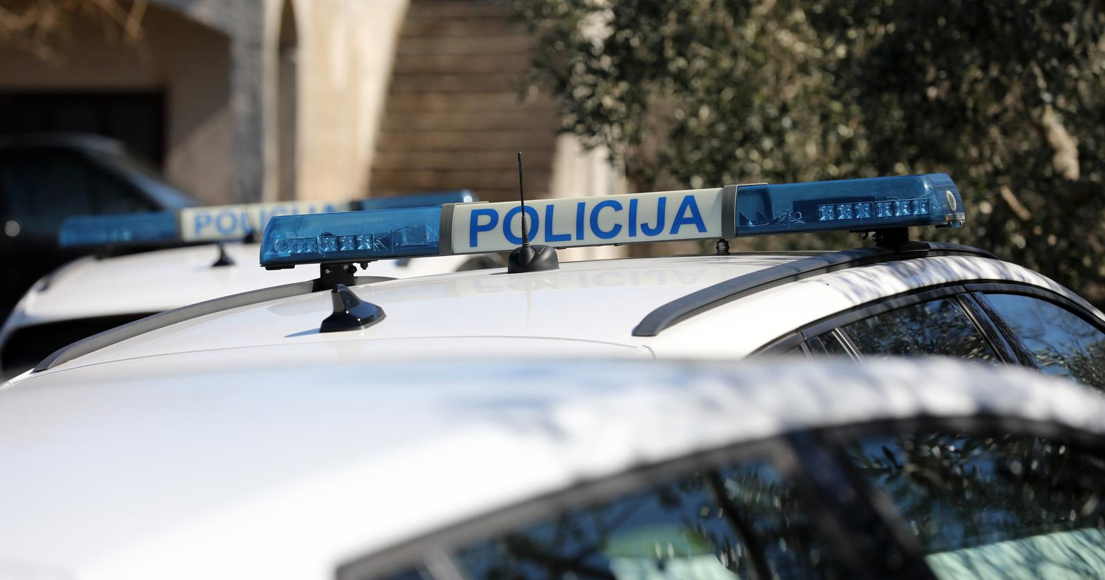 S krova u Umagu skočio na policajca i ozlijedio ga