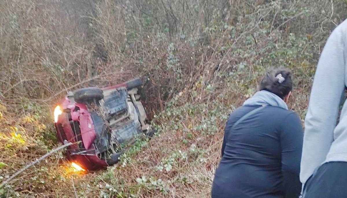 FOTO U Sisku autom udario dvije pješakinje pa izletio s ceste. Odvela ih Hitna