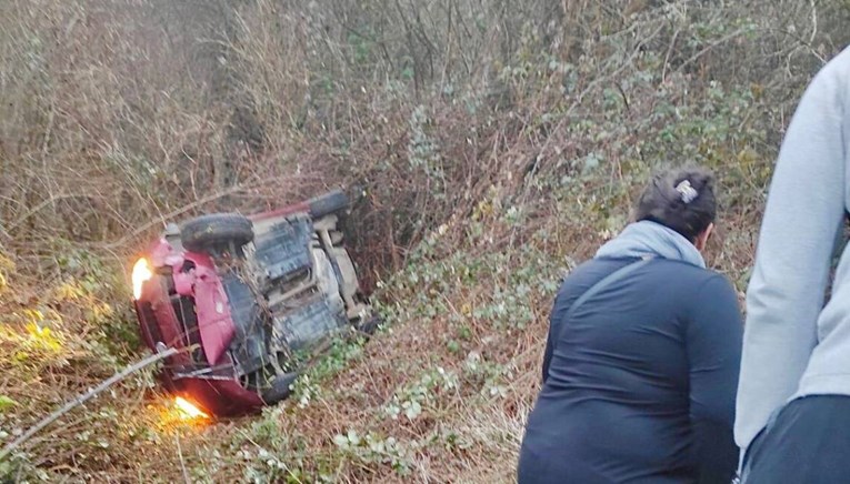 FOTO U Sisku autom udario dvije pješakinje pa izletio s ceste. Odvela ih Hitna