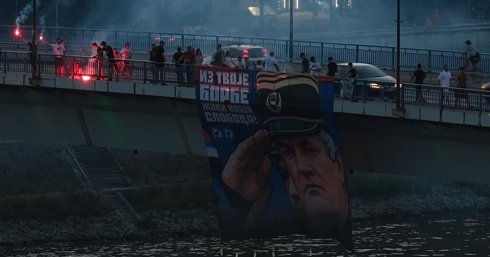 FOTO U Novom Sadu baklje i transparent za ratnog zločinca Ratka Mladića