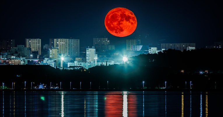 Ove fotografije Mjeseca iznad Splita su zaista spektakularne, pogledajte ih