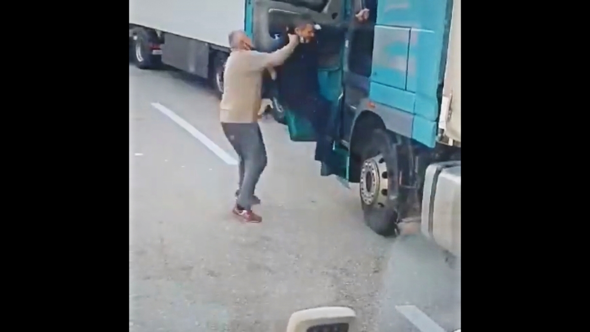 FOTO Došlo do naguravanja carinika i vozača kamiona, vozač ga udario šakom u glavu