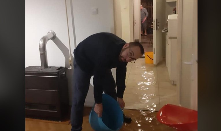 FOTO Tomašević pomogao susjedu s poplavom pa poručio: Sve ćemo izdržati zajedno