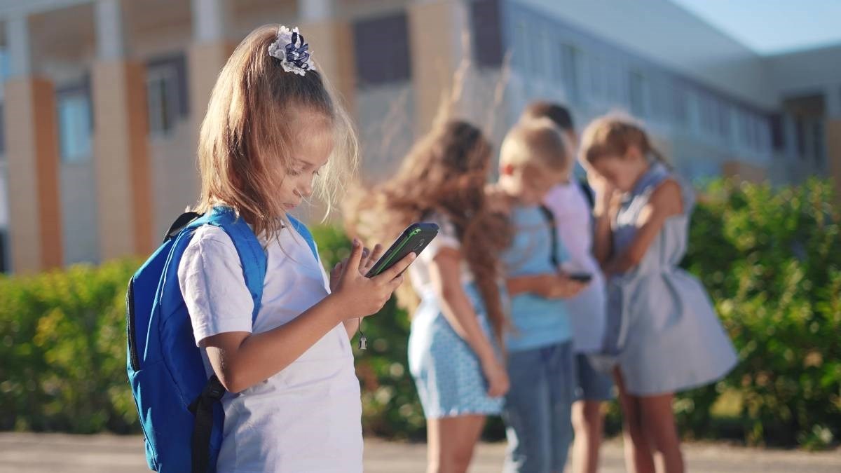 Izvješće britanskog parlamenta: Treba razmotriti zabranu mobitela mlađima od 16