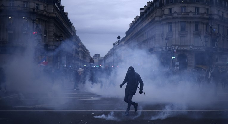 Francuska premijerka o prosvjedima: Sastat ću se s oporbom, moramo smiriti situaciju