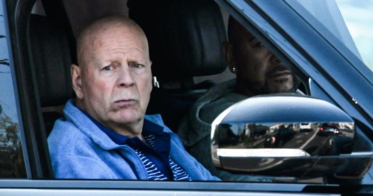 Bruce Willis snimljen u rijetkom izlasku, njegov pogled slama srca