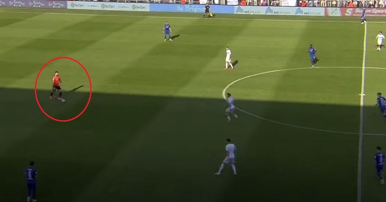 VIDEO Bizarna greška golmana Slavena. Poklonio gol koji je prelomio meč i prvenstvo