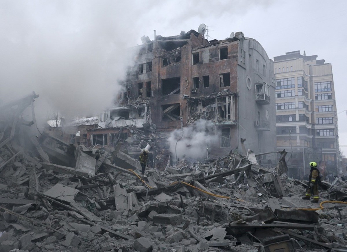 U ruskom raketnom napadu na Harkiv pogođena stambena zgrada. Deseci ranjenih