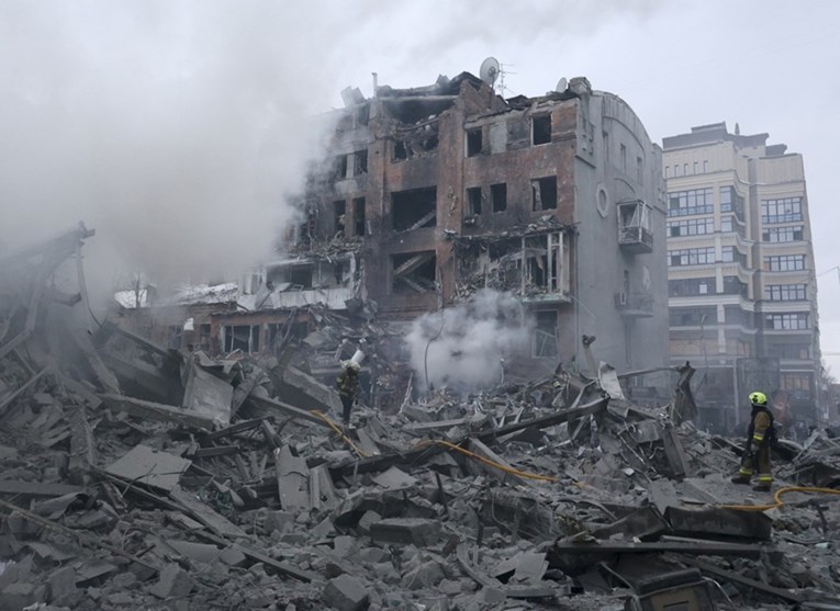 U ruskom raketnom napadu na Harkiv pogođena stambena zgrada. Deseci ranjenih