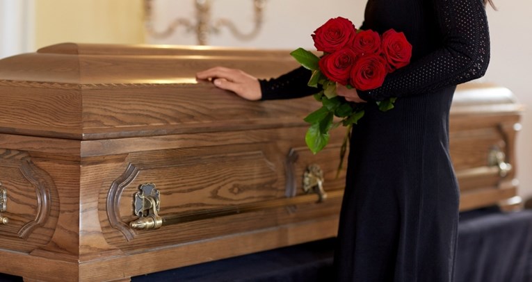 Došla je na pokop kao frendica pokojnice. Obitelj pozvala policiju čim je otišla