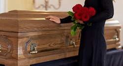 Došla je na pokop kao frendica pokojnice. Obitelj pozvala policiju čim je otišla