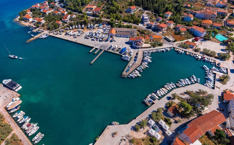 Žena na Ižu probušila gume na 20 automobila