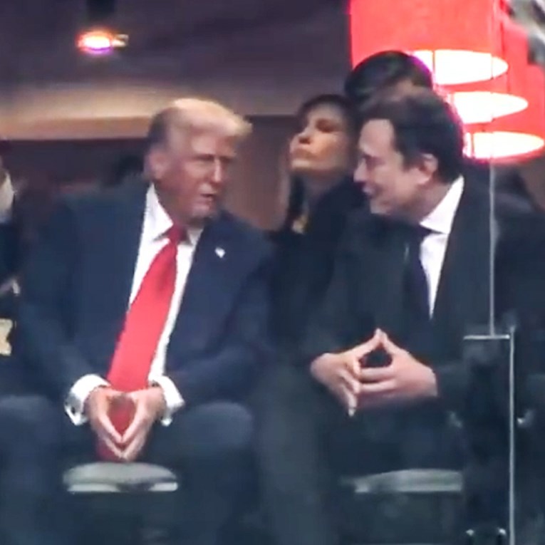 Čitačica s usana otkrila što je Trump rekao Musku na komemoraciji za Charlieja Kirka