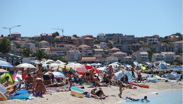 Rekordan je broj oboljelih: Pogledajte kako izgledaju plaže u Hrvatskoj
