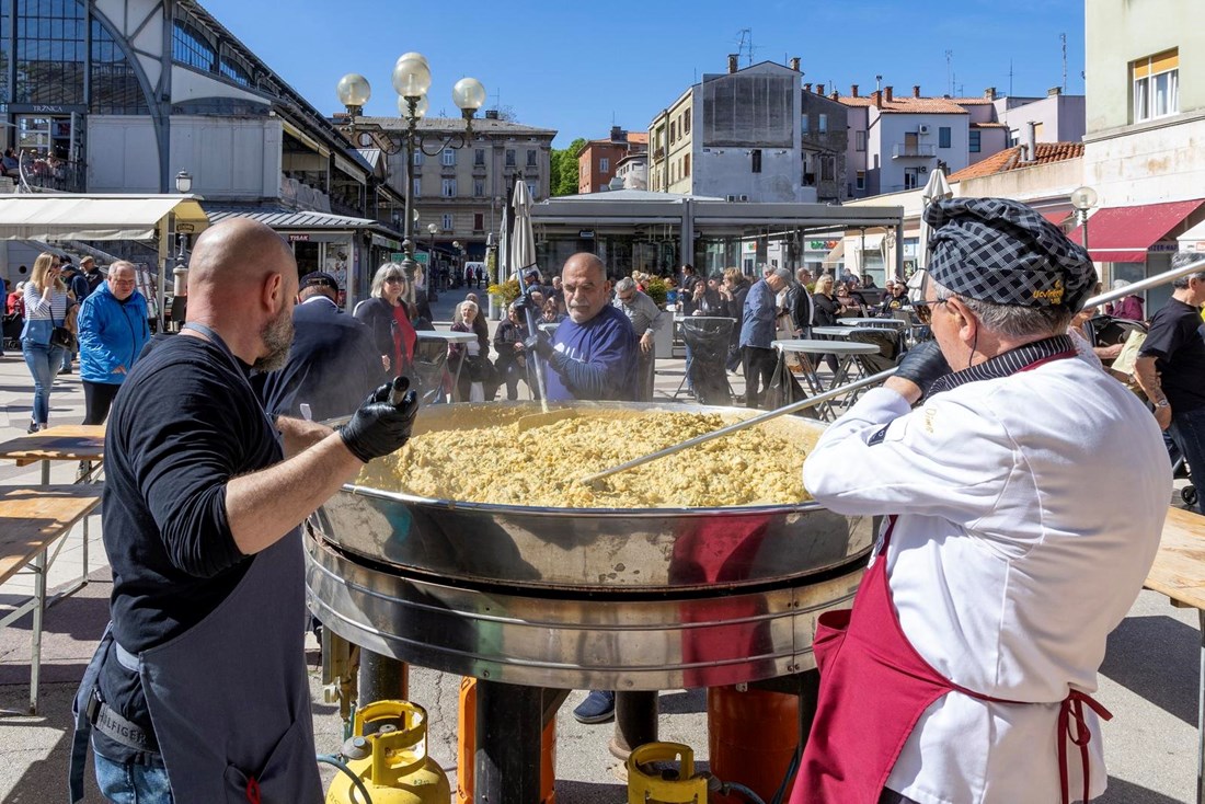 VIDEO U Puli napravili fritaju od 1600 jaja i 20 kg šparoga. Podijeljeno 700 porcija