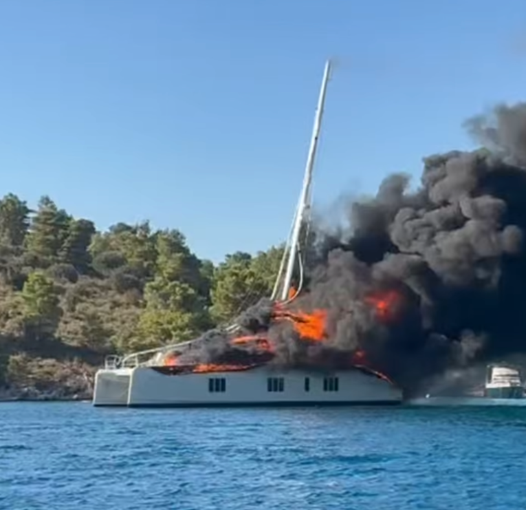 VIDEO Gori katamaran na Hvaru