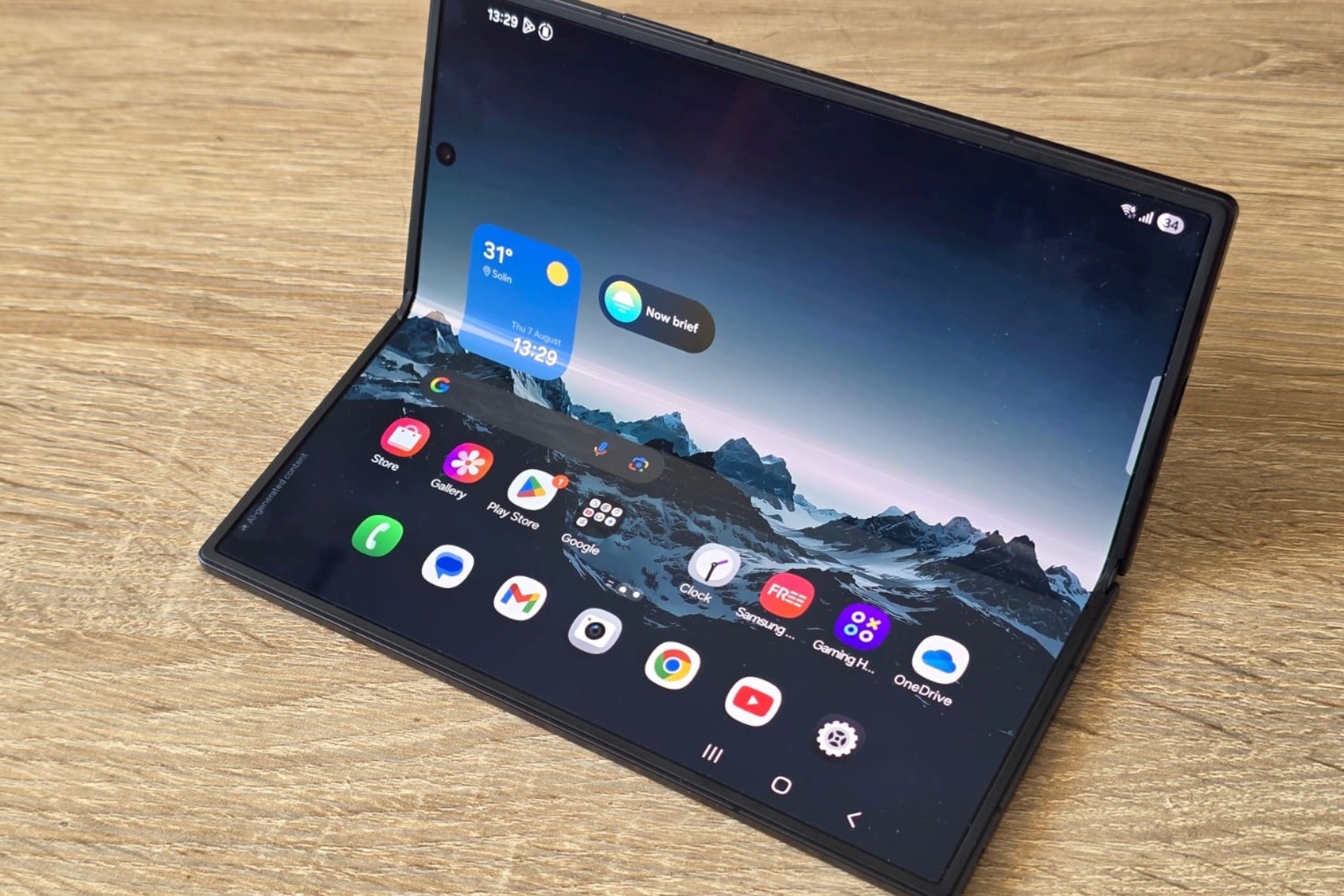 Novi Samsung Fold je luksuzan, tanak i košta preko 2000 eura. Testirali smo ga