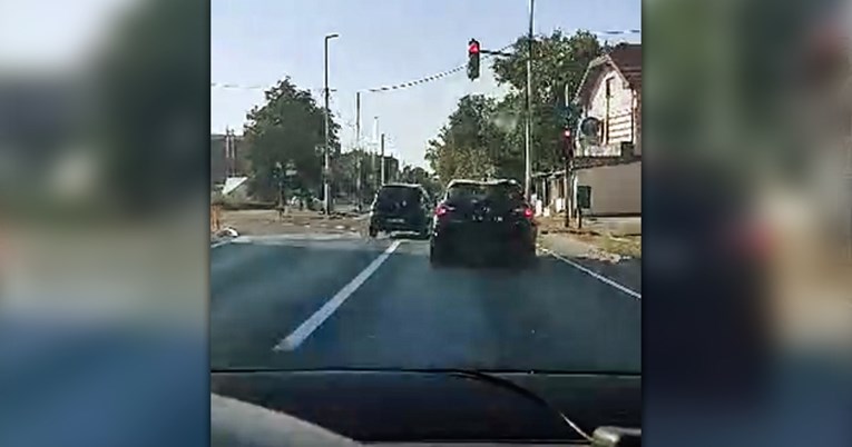 VIDEO Auto stoji na crvenom u Velikoj Gorici, divljak ga obilazi preko suprotne trake
