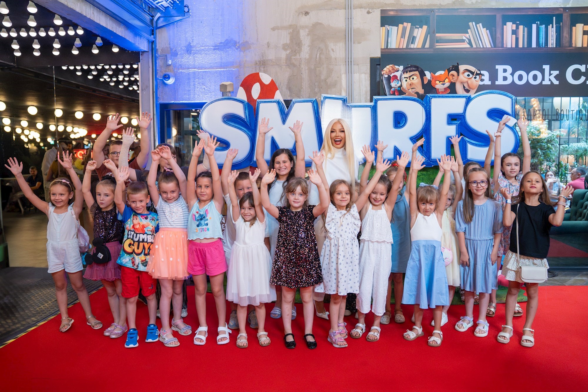 Maja Šuput u zagrljaju svojih  najmlađih fanova na premijeri