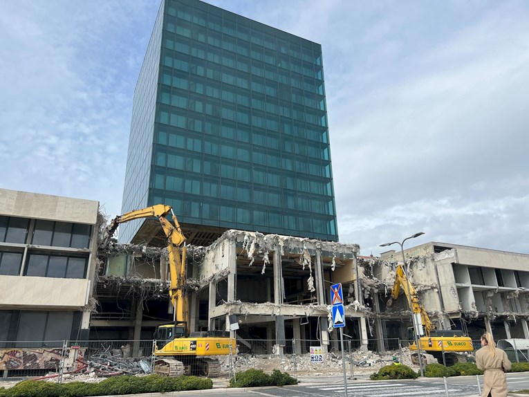 FOTO Evo kako napreduje rušenje bivšeg Kerumovog hotela