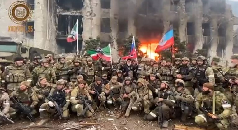 VIDEO Kadirov objavio snimku Čečena kod zapaljene zgrade u Mariupolju