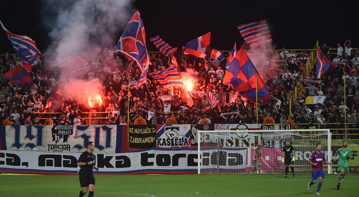 Hajduk kažnjen s 50 tisuća kuna zbog neprimjerenog skandiranja i bakljade u Puli