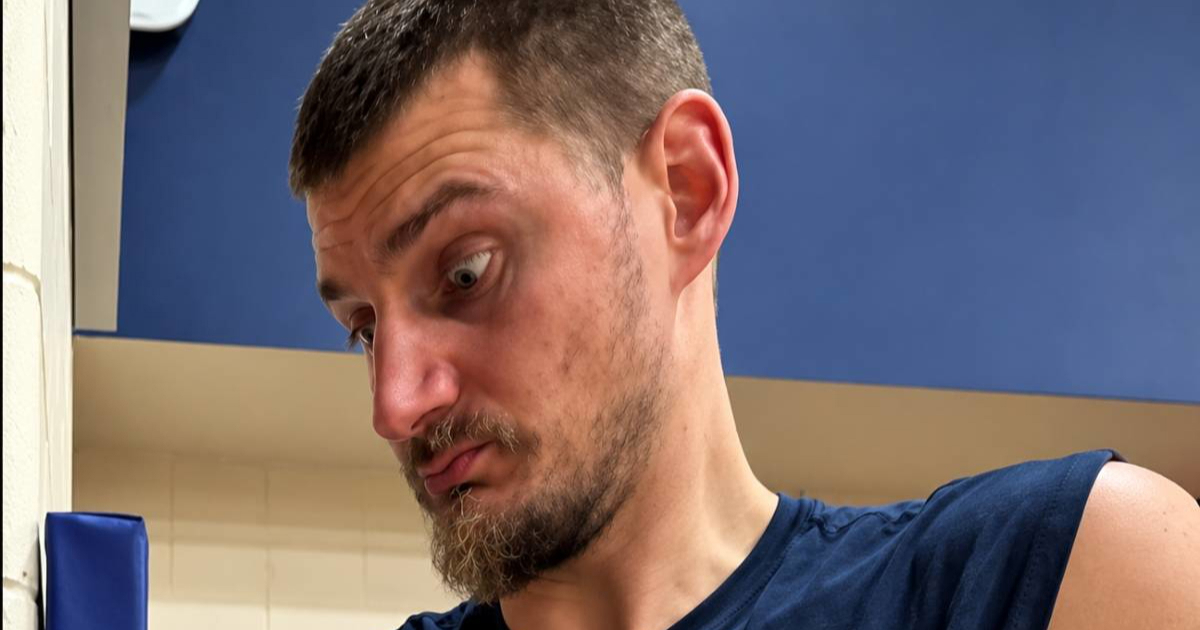 VIDEO Jokićeva reakcija je hit. Nije znao kakvu nagradu prima: Što je ovo? Za koju?