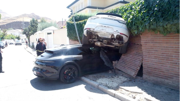 FOTO Zabila se Porscheom u drugi Porsche, podigla ga na krov i srušila zid