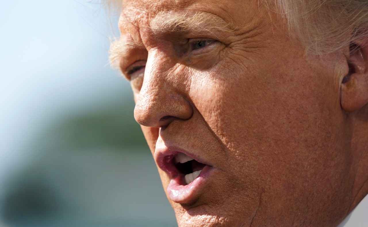 Trump političkim bombama i pravim vatrometom želi zapaliti svoju izbornu bazu