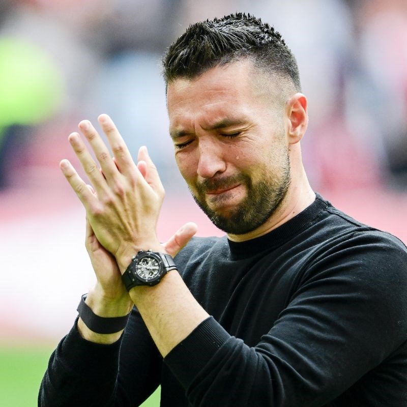 VIDEO Trener Ajaxa podnio ostavku nakon što je mandat završio u suzama