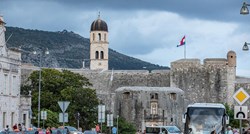 Mladić se u Dubrovniku bori za život. Drugi mladić ga primio za noge i gurnuo sa zida